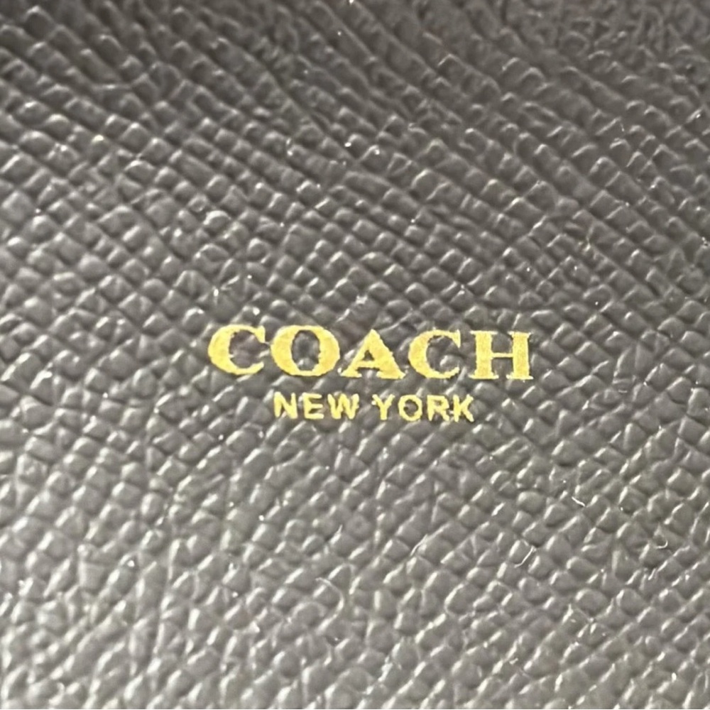 COACH Peyton Signature Slim Envelope Model
F54022 EUC - Picture 9 of 9